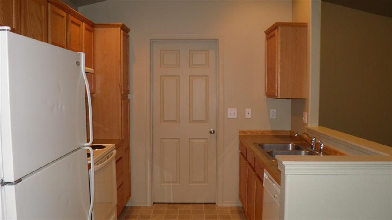 886 Ne Hidden Valley Dr #1 - Photo 4 of 9