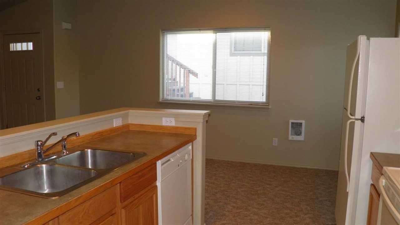 886 Ne Hidden Valley Dr #1 - Photo 5 of 9