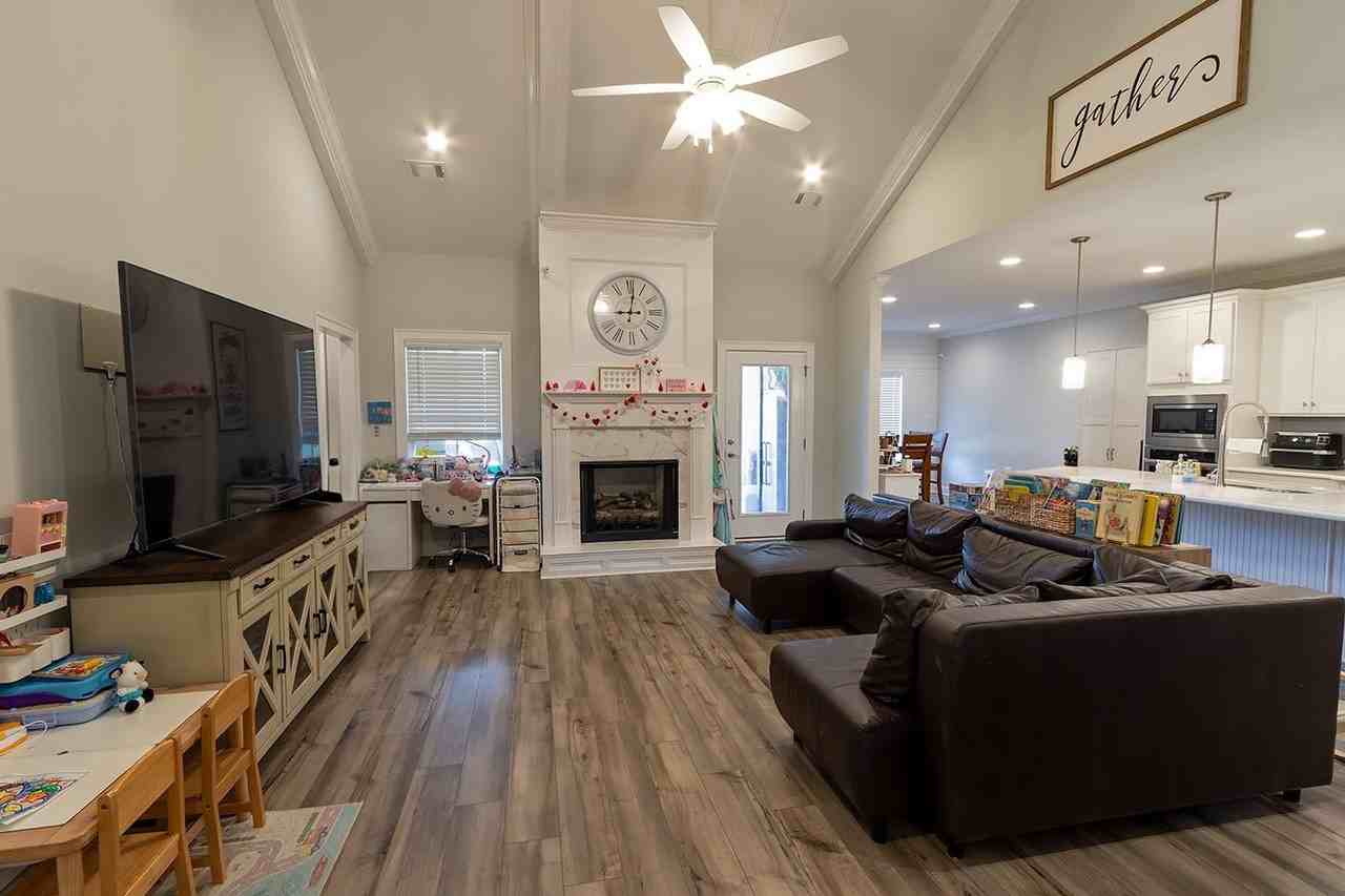 146 Lenore Ct - Photo 6 of 34