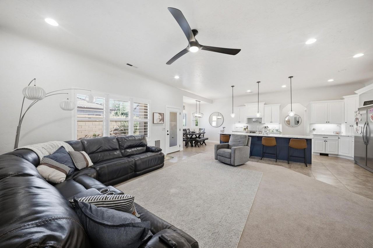 1001 E Birken St - Photo 2 of 41