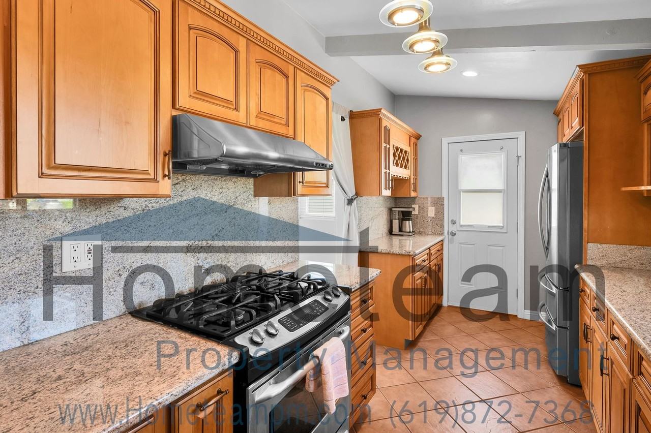 5821 Stresemann St - Photo 7 of 30