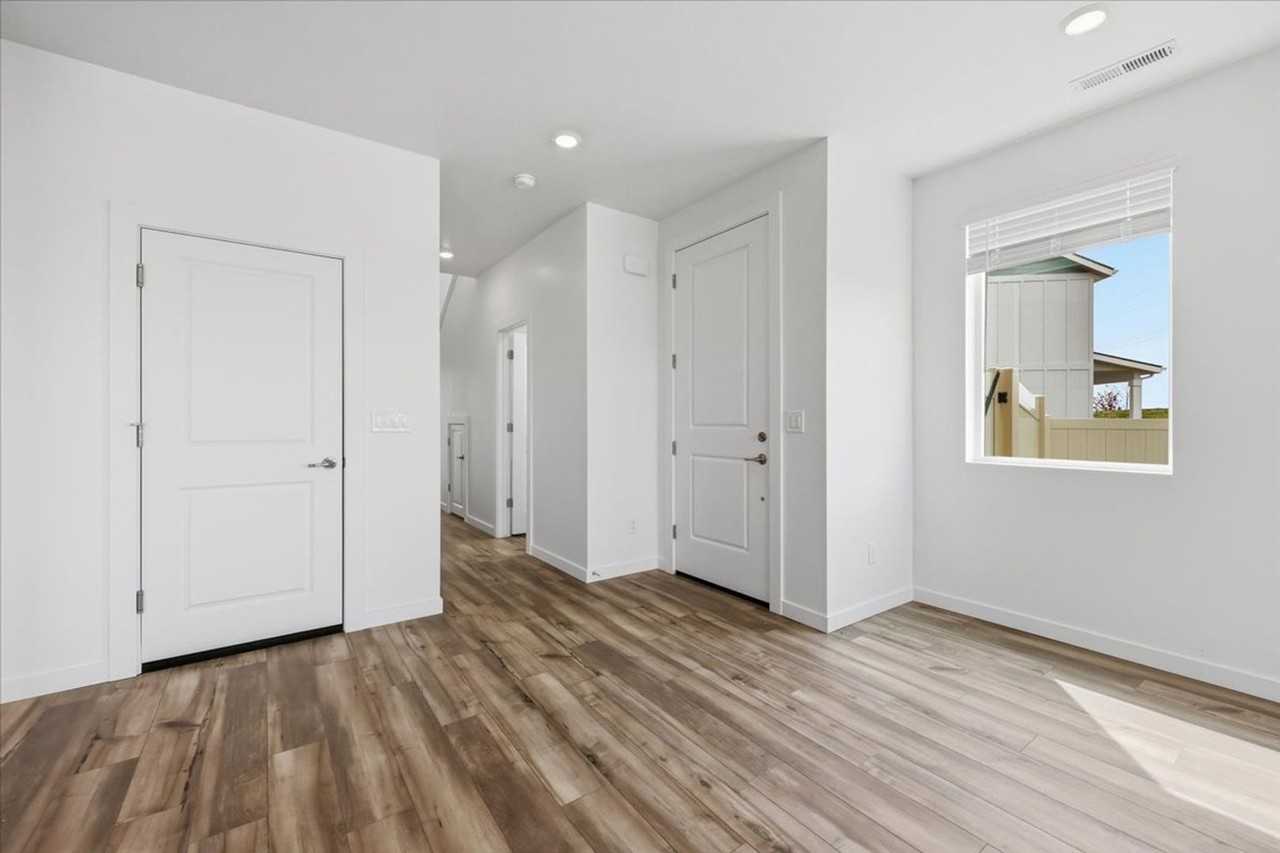 1881 N Big Star Ave - Photo 4 of 35