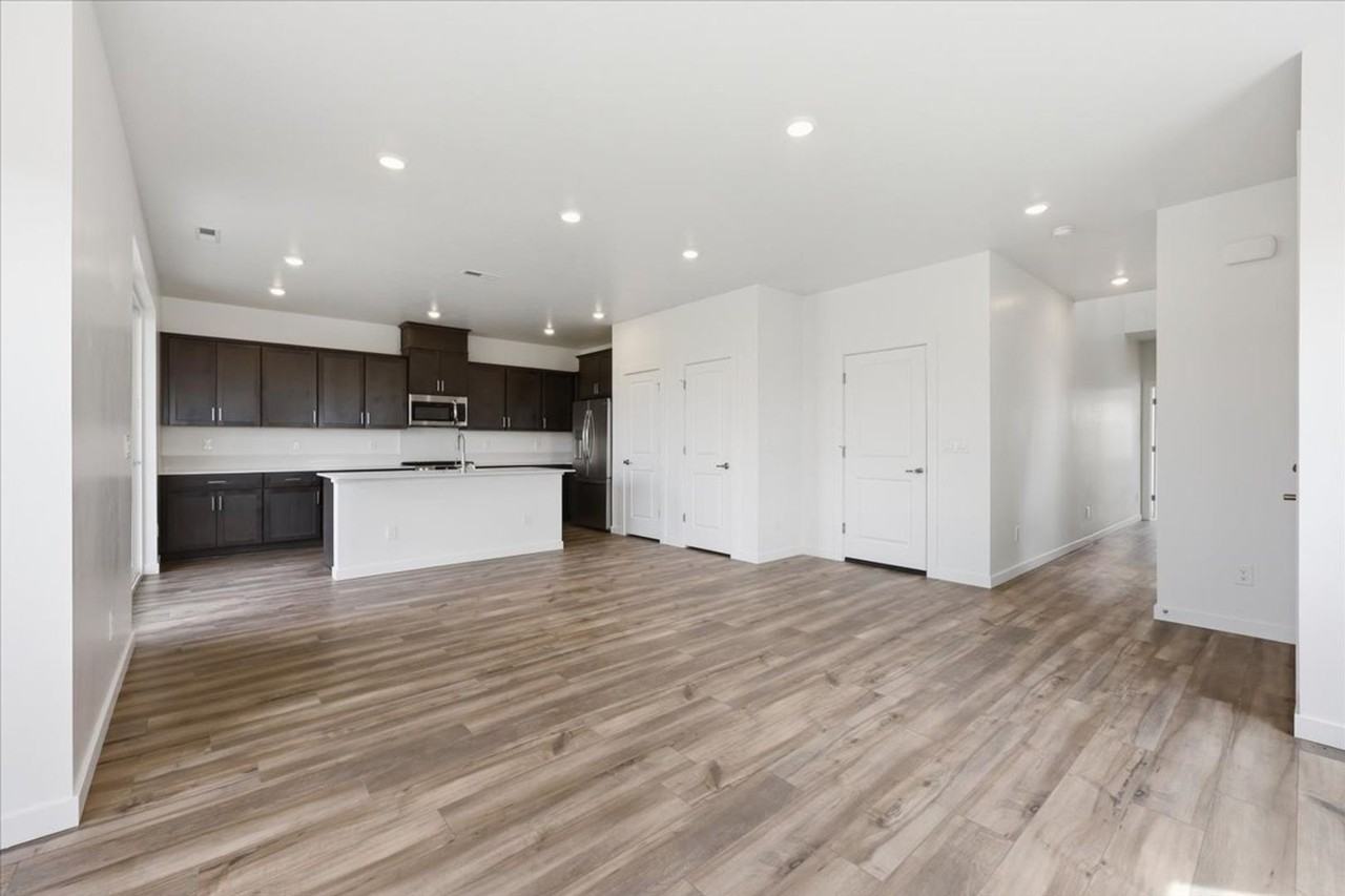 1881 N Big Star Ave - Photo 6 of 35