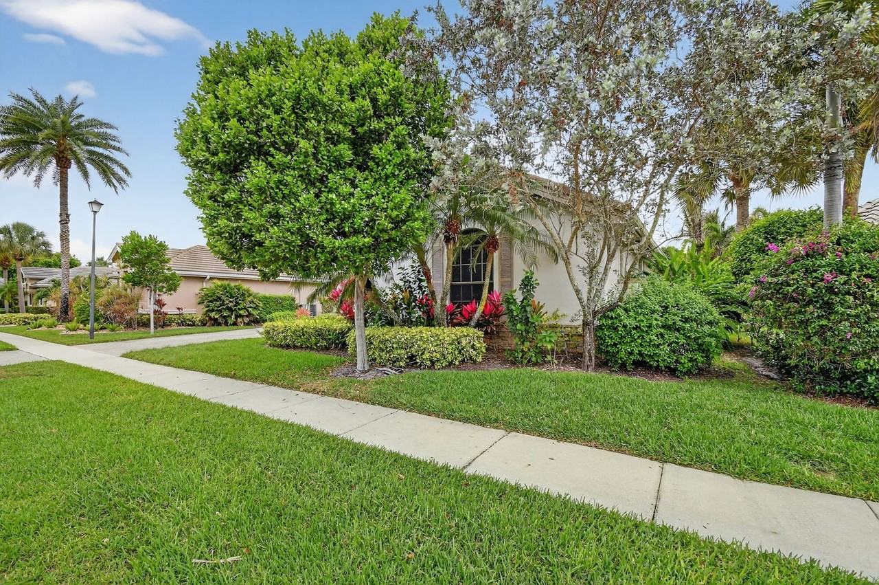 10337 Trianon Pl - Photo 5 of 50