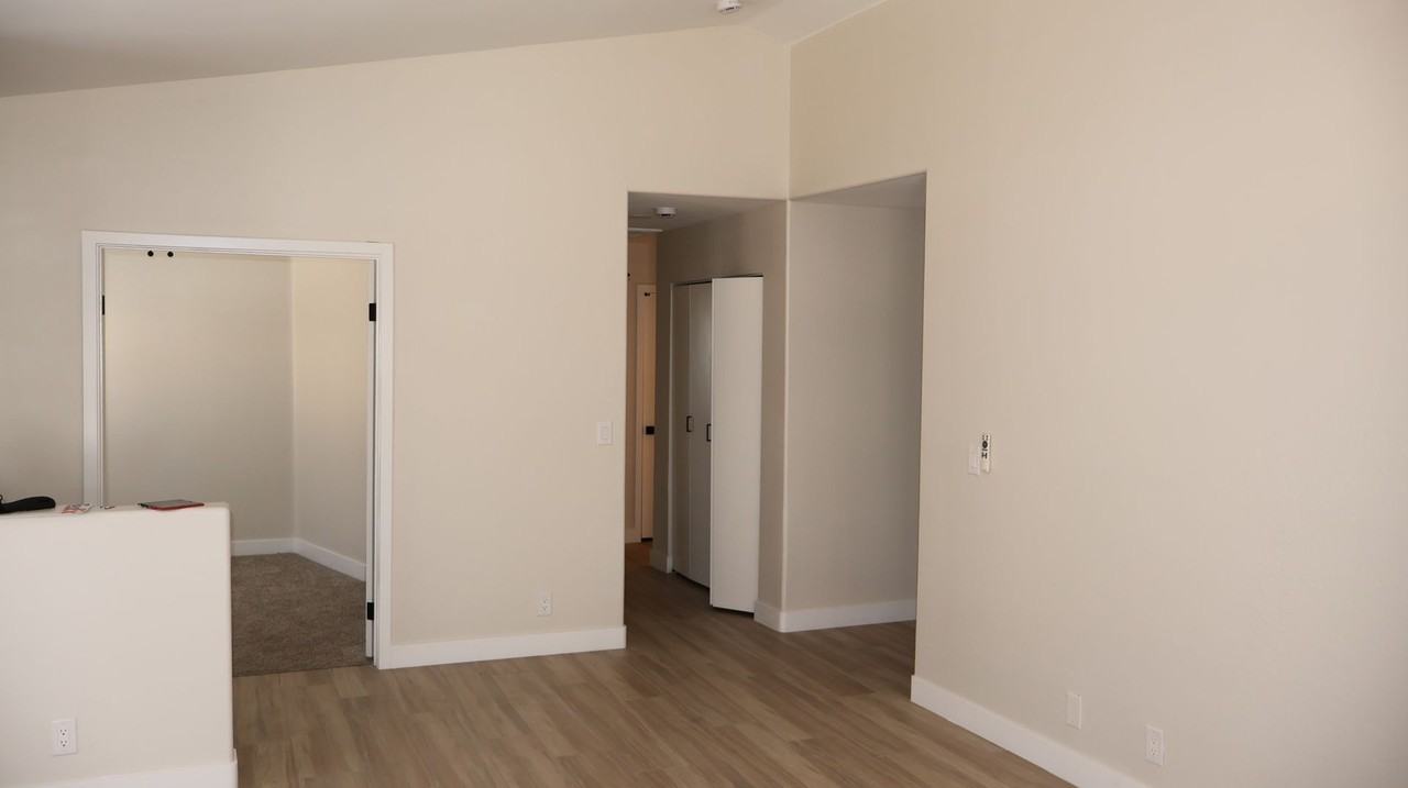 8456 W Gilmore Ave - Photo 3 of 20