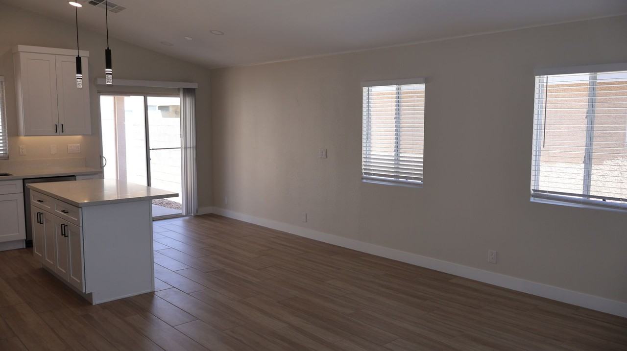 8456 W Gilmore Ave - Photo 4 of 20