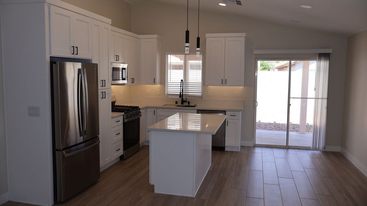 8456 W Gilmore Ave - Photo 5 of 20