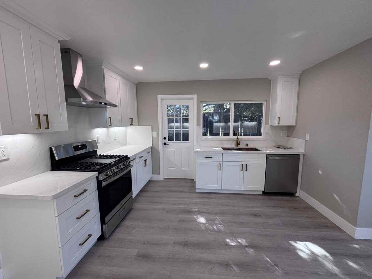 3295 Ravenswood Way - Photo 4 of 16