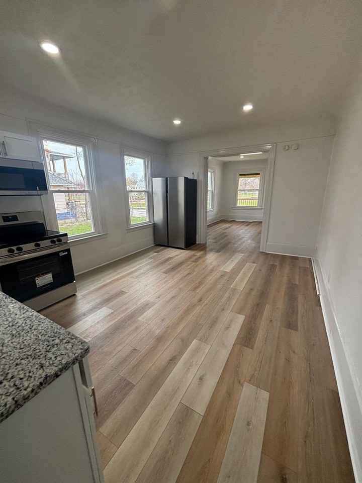 1640 E 85 st - Photo 3 of 16