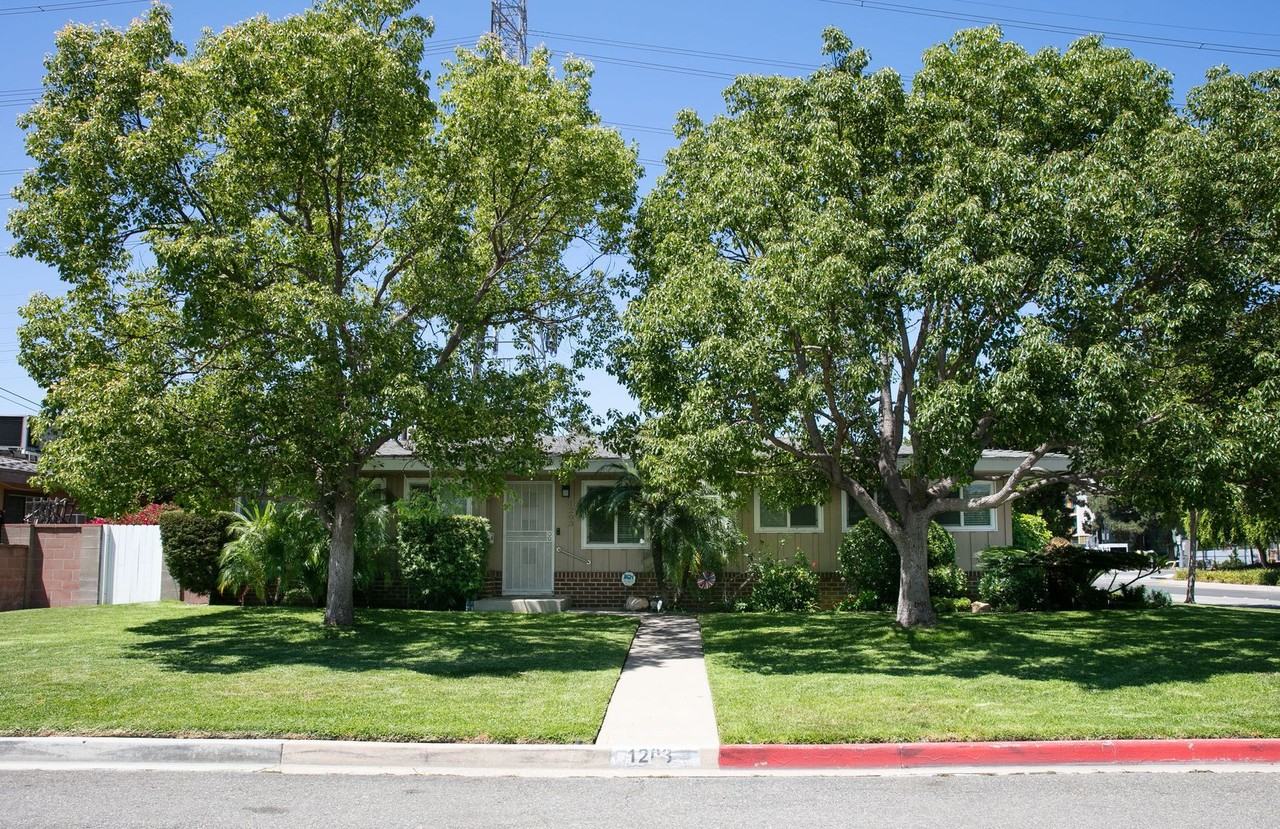 1203 W Laster Ave - Photo 3 of 24