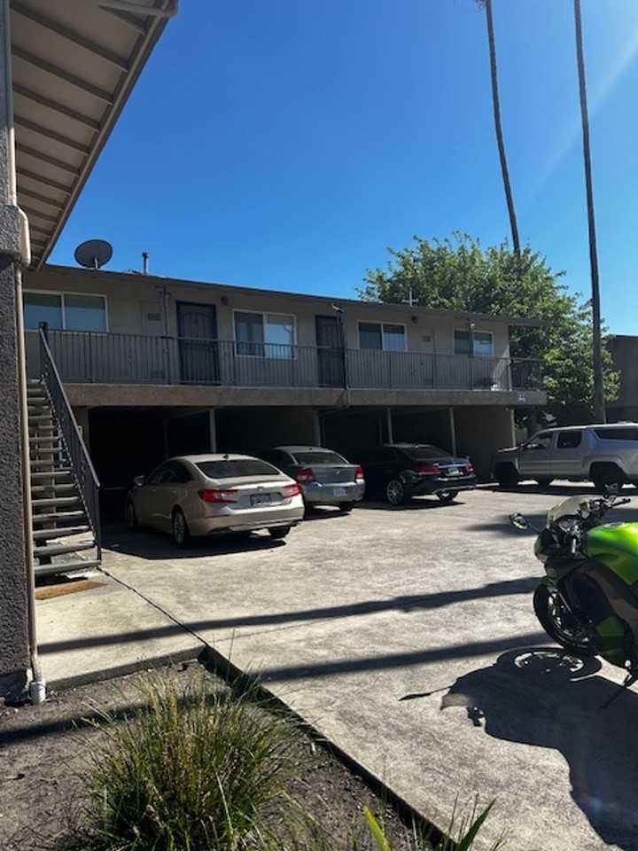 Excellent commute location. 1 bedroom upstairs unit in the heart of Concord - Photo 3 of 3