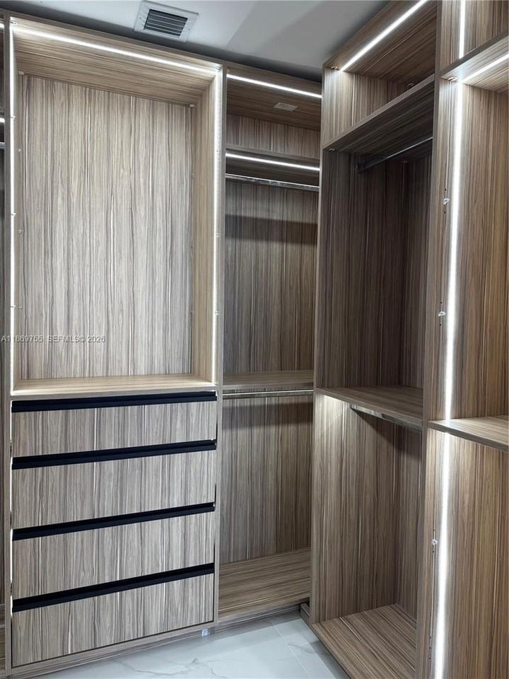 700 700 NE 24 2206 - Photo 7 of 15