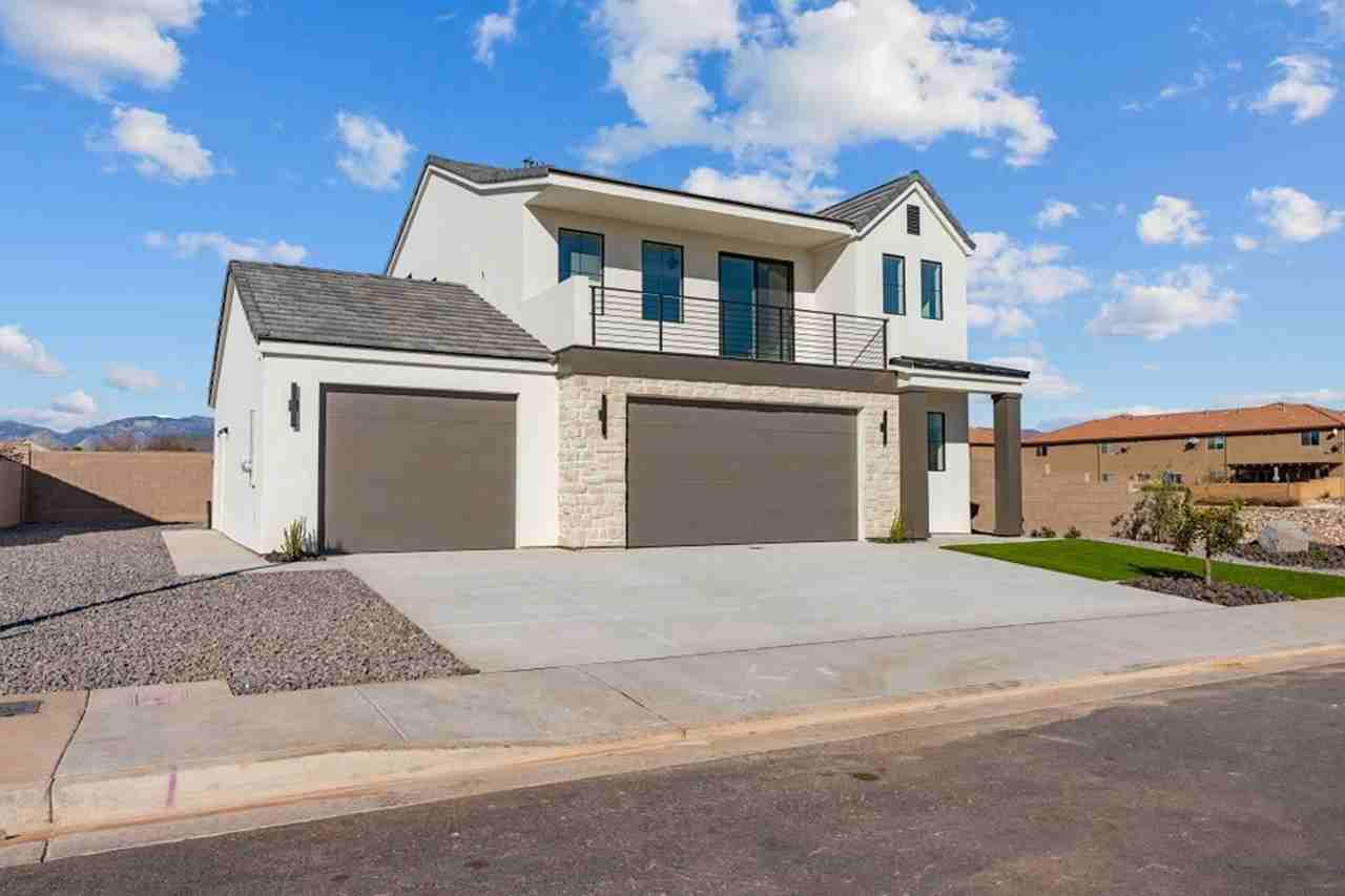 2433 Patricia Dr - Photo 3 of 36