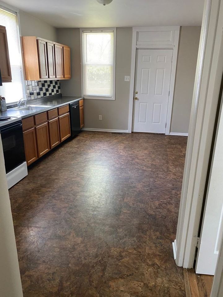 127 E Holden Ave - Photo 2 of 5