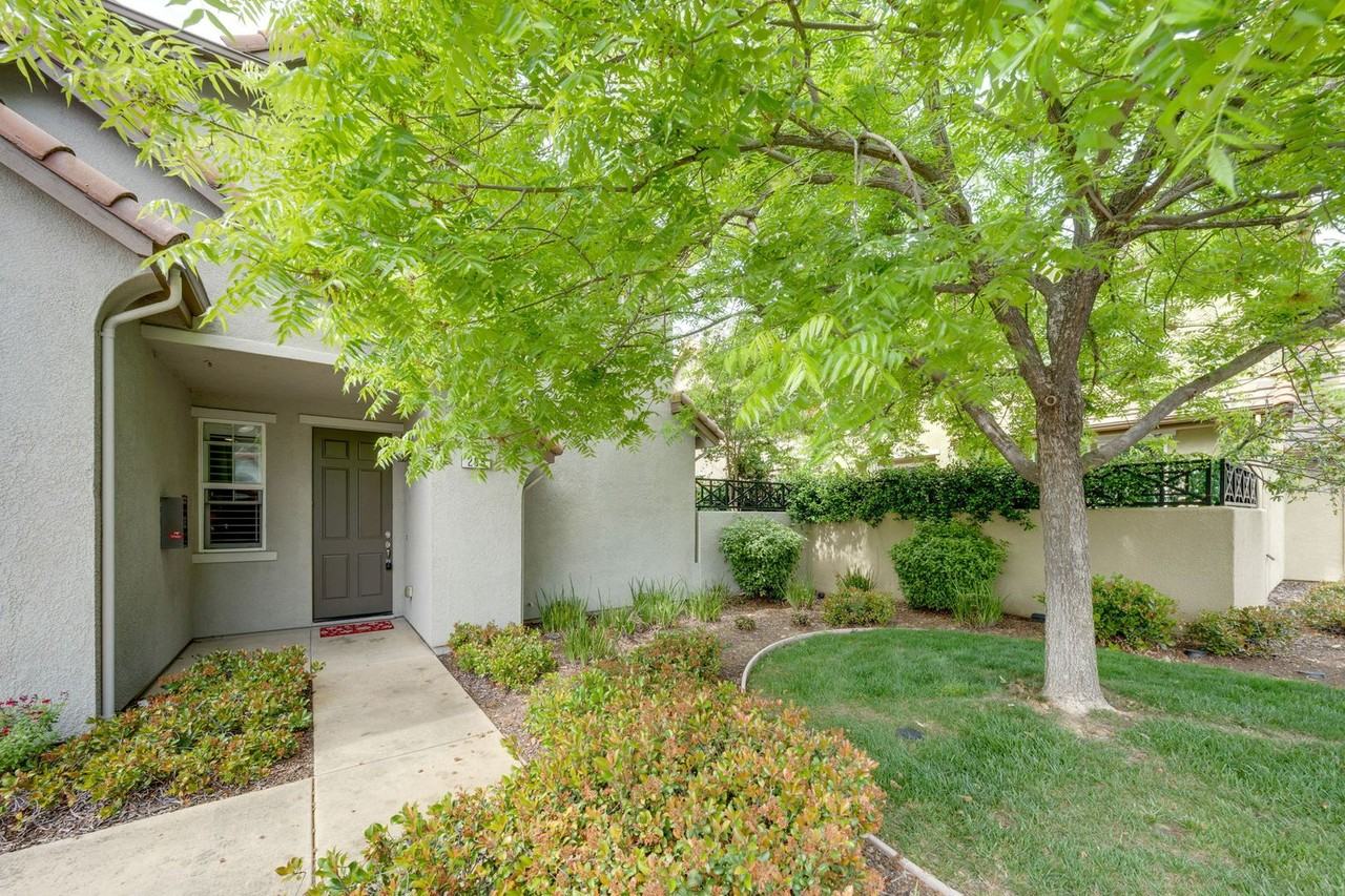 205 Monet Ln - Photo 2 of 40