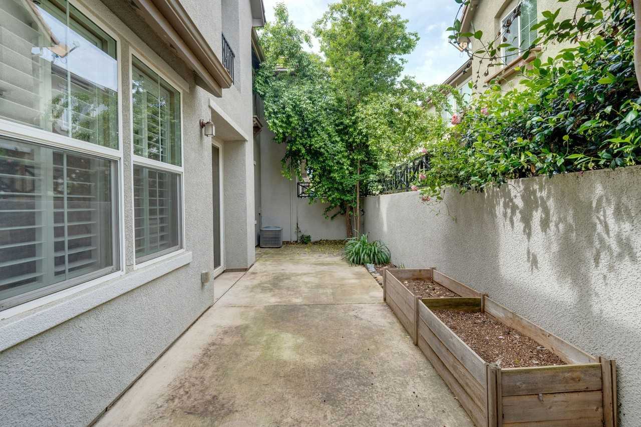 205 Monet Ln - Photo 5 of 40