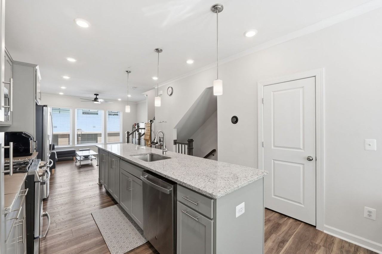 16122 Columbus Ave - Photo 3 of 33