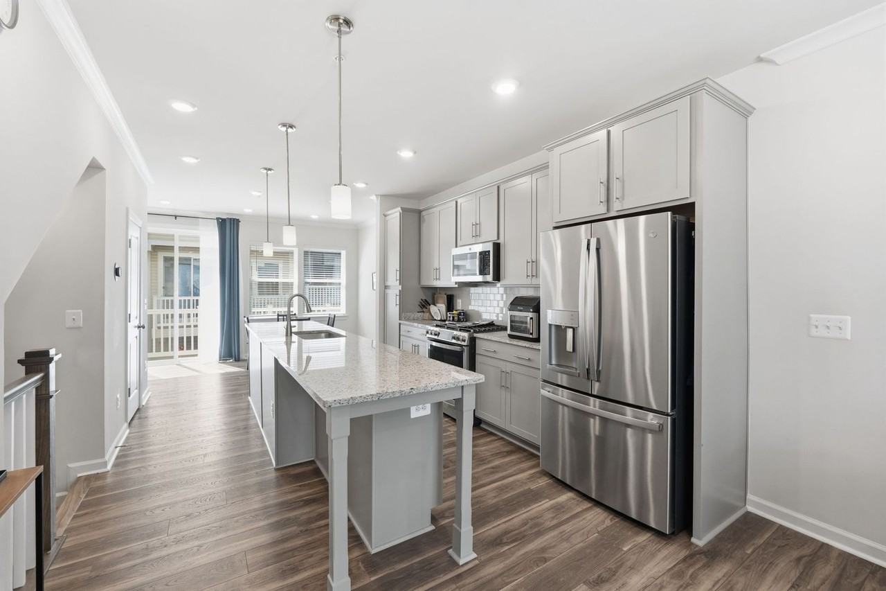 16122 Columbus Ave - Photo 4 of 33