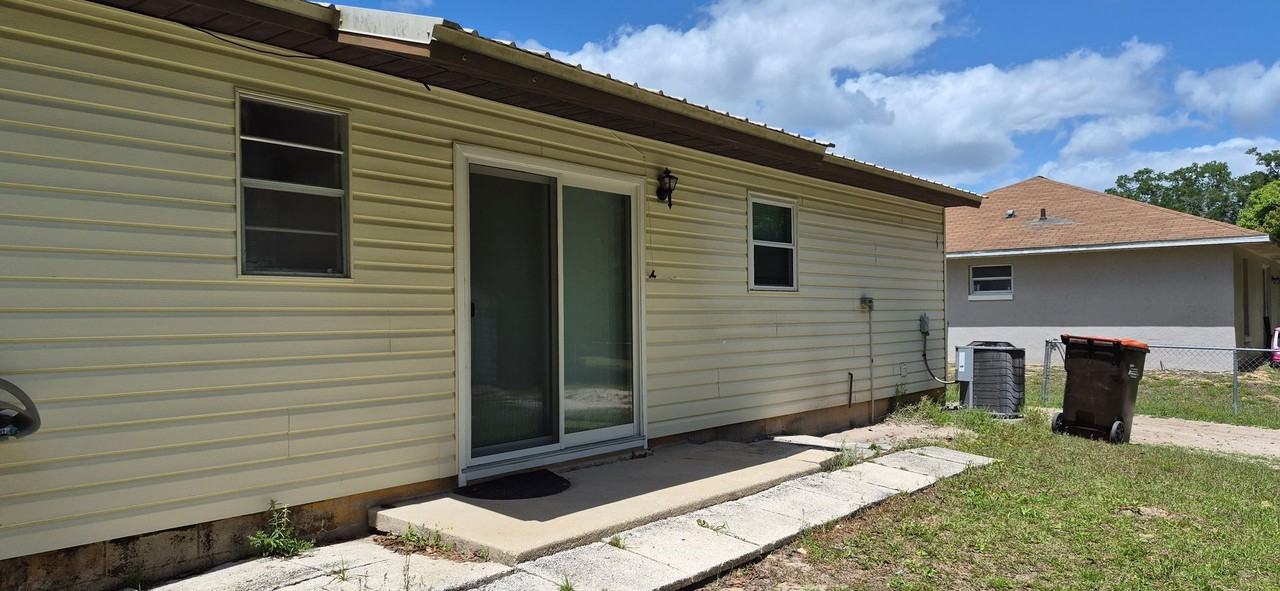 10613 Se 54th Ave - Photo 3 of 37