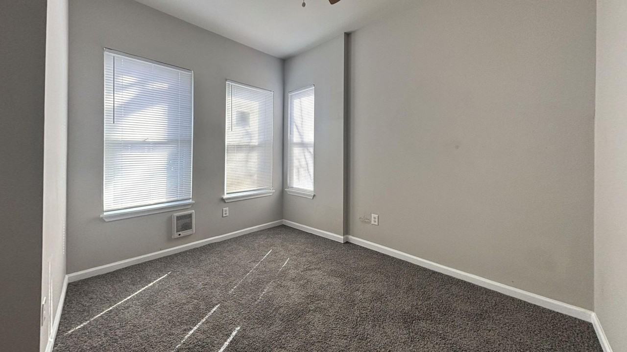 1038 W Orleans St - Photo 5 of 16