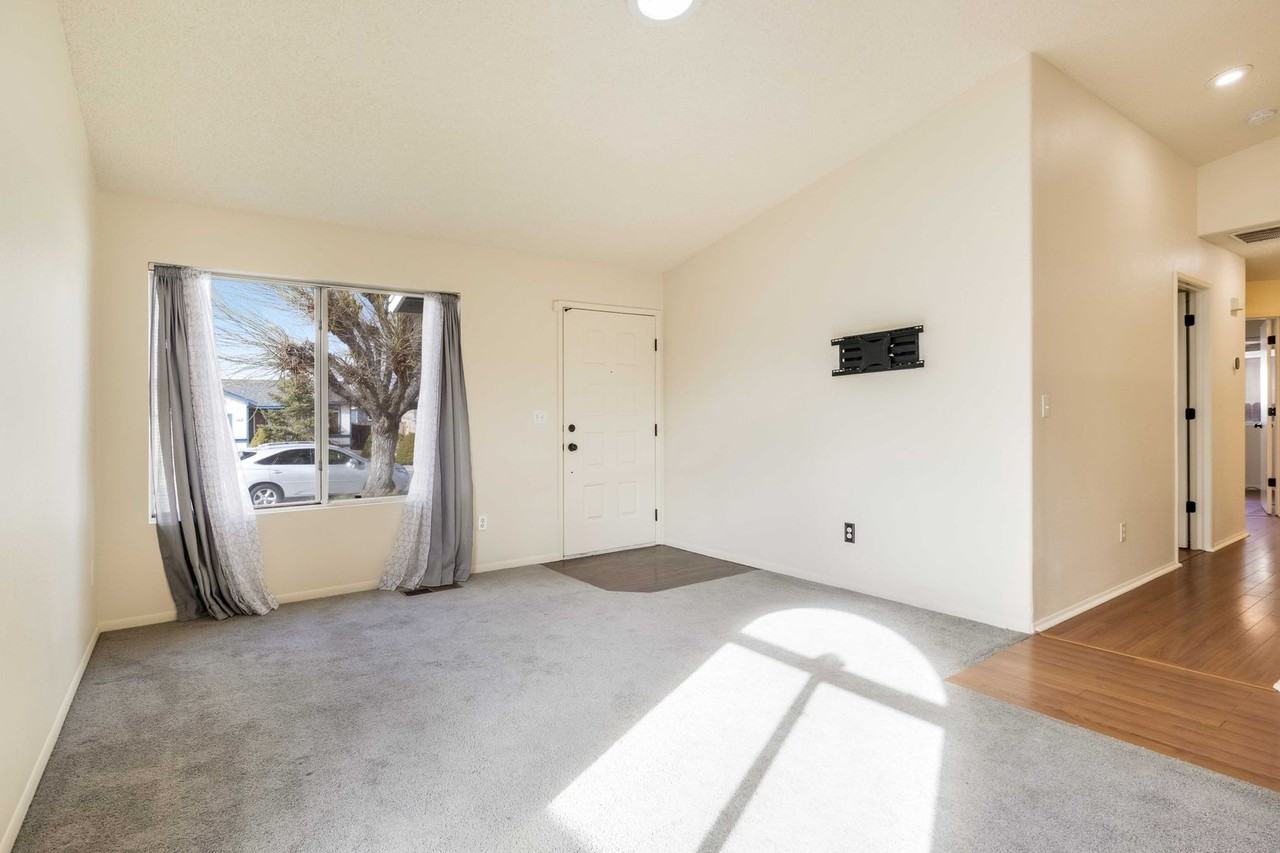 7858 Anchor Point Dr - Photo 4 of 20