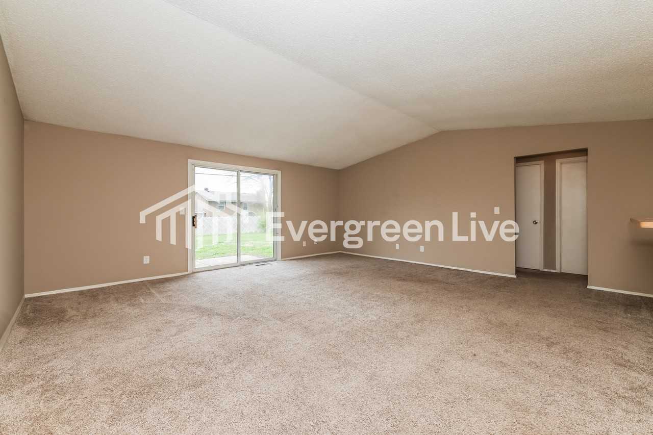 4724 Stonehedge St - Photo 3 of 15