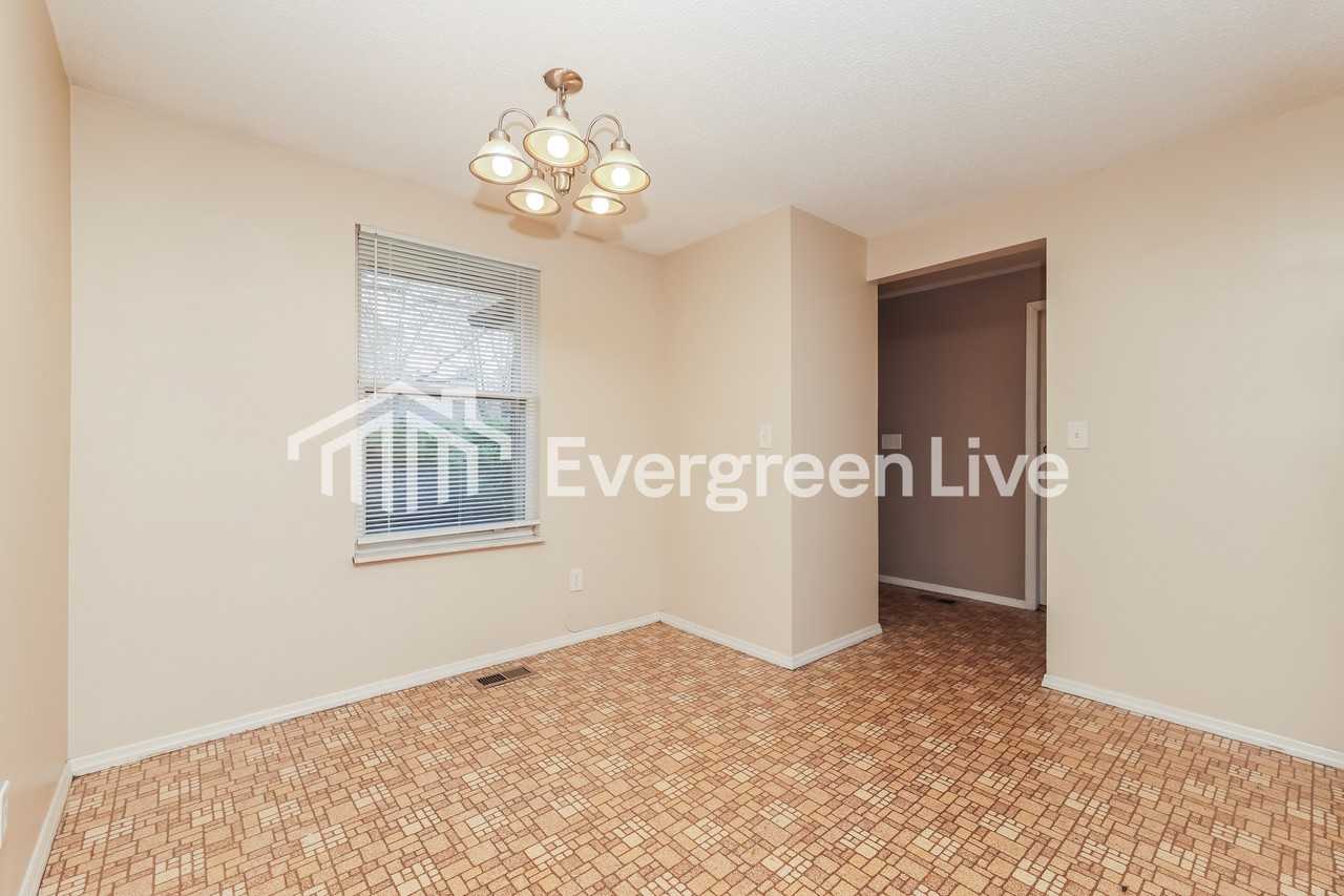 4724 Stonehedge St - Photo 5 of 15