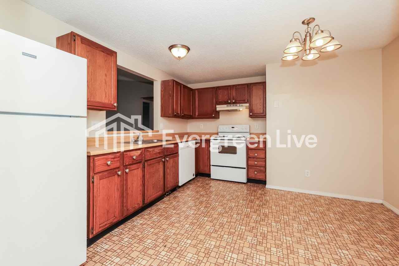 4724 Stonehedge St - Photo 6 of 15