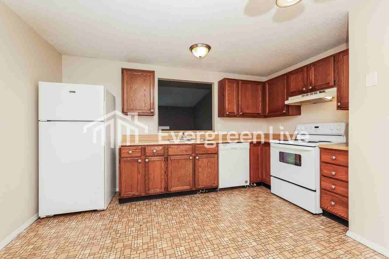 4724 Stonehedge St - Photo 7 of 15