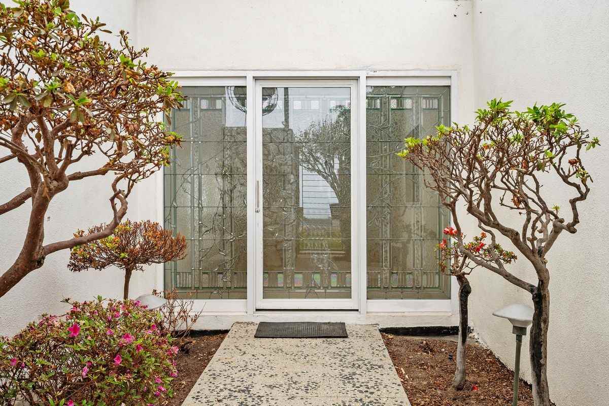 18145 Kingsport Dr - Photo 5 of 35