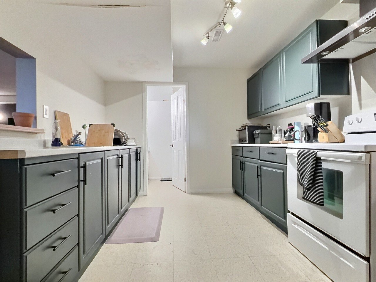 1406 Planetree Crt - Photo 2 of 7