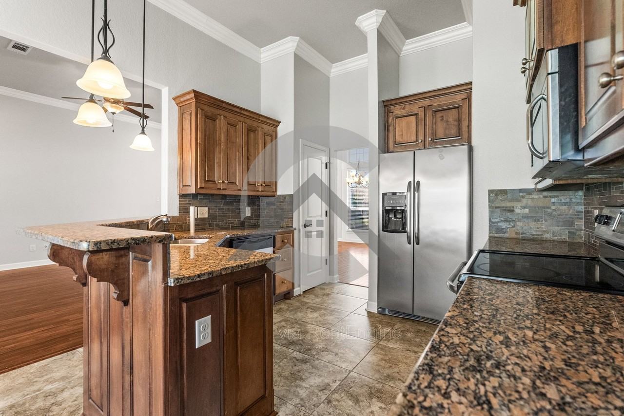 6137 Remington Dr - Photo 6 of 19