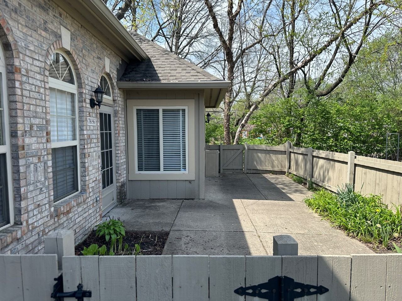 7686 Briarstone Ln - Photo 3 of 34