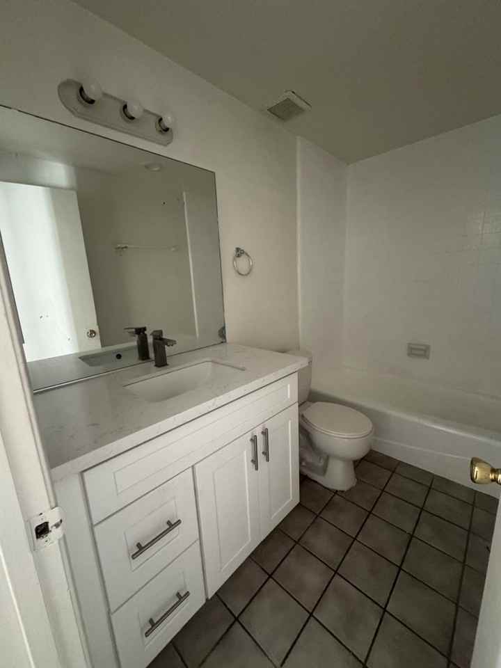 827 W 25th St #6 - Photo 3 of 6