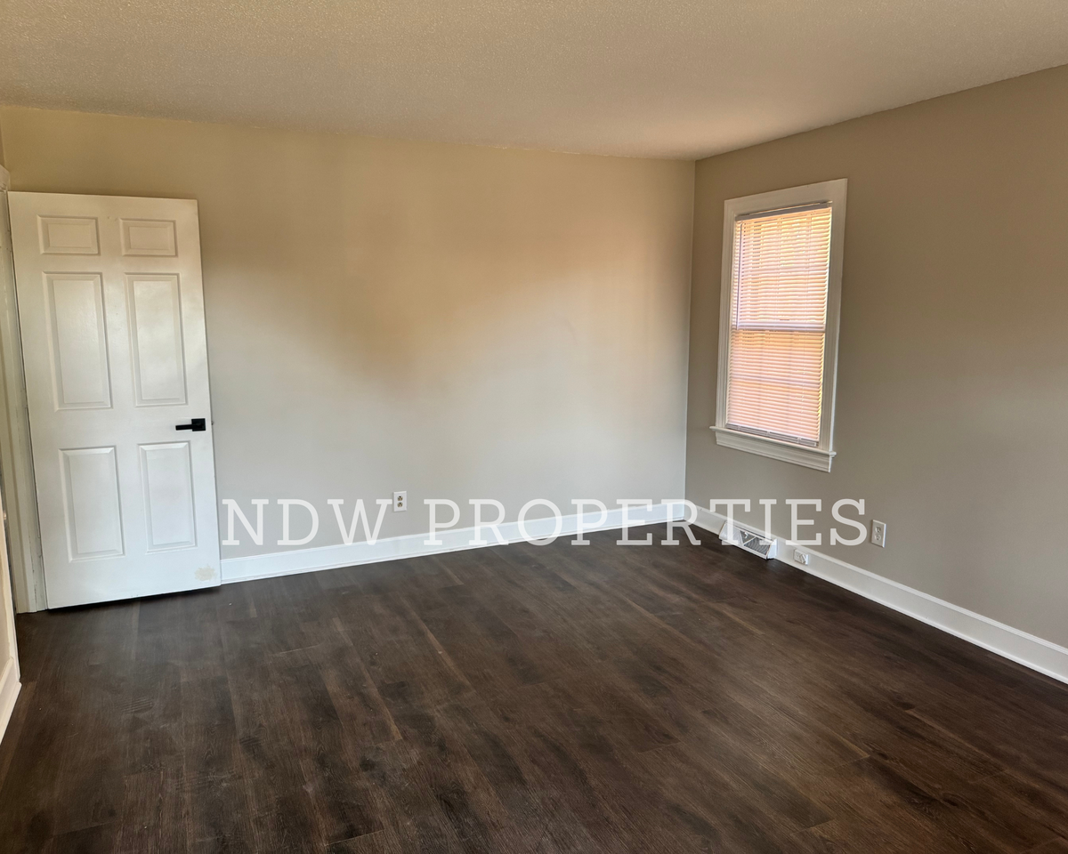 1408 N Oakwood Dr #NA - Photo 2 of 11