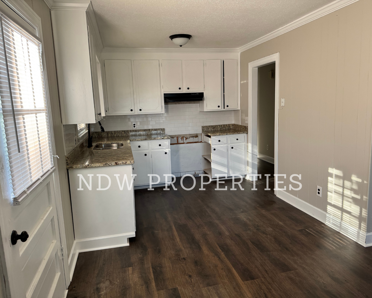 1408 N Oakwood Dr #NA - Photo 3 of 11