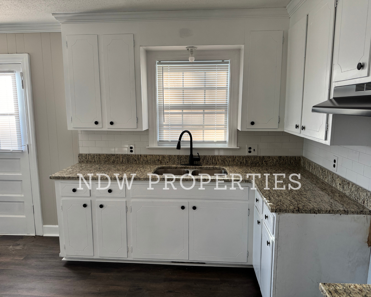 1408 N Oakwood Dr #NA - Photo 4 of 11