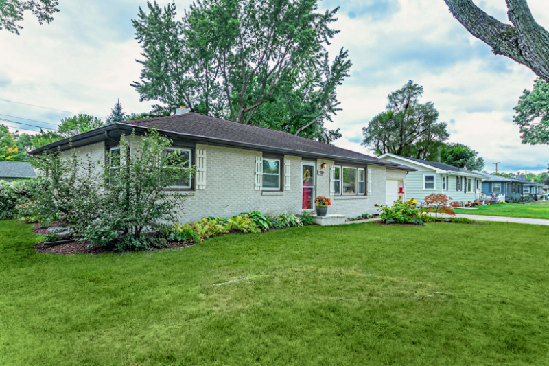 710 Clemens Ave - Photo 2 of 25