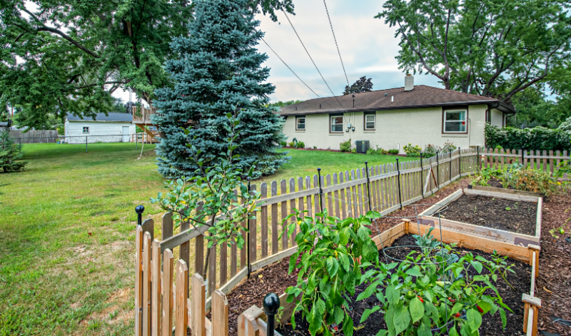 710 Clemens Ave - Photo 5 of 25