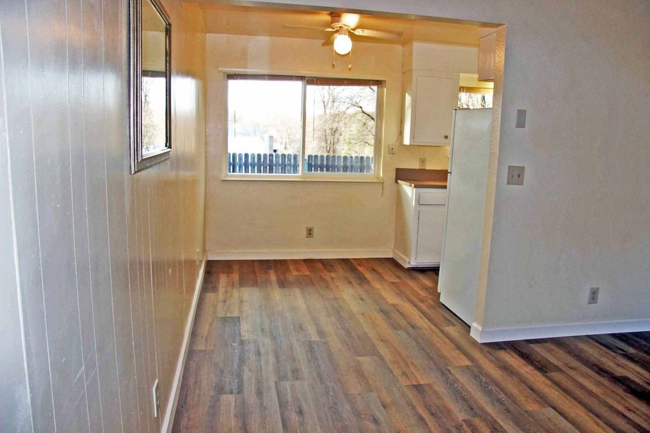 19130 Beauchamp Dr - Photo 3 of 12