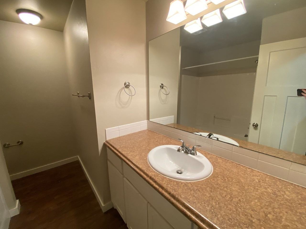 737 Sw 13th St - Photo 3 of 35