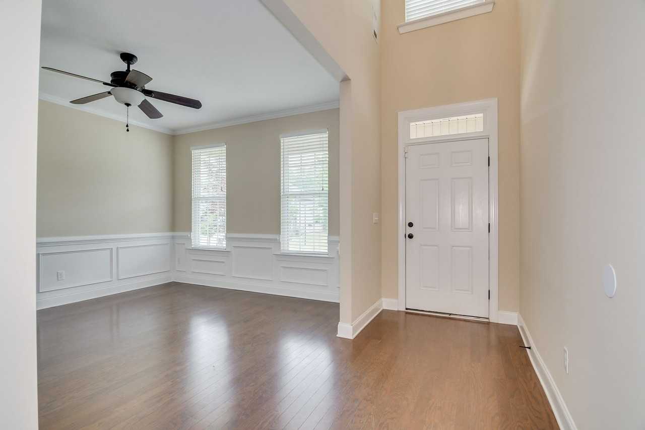 1031 Lancaster Way - Photo 5 of 41