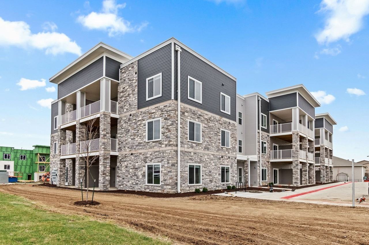 Madison Ave Condos - Photo 3 of 45