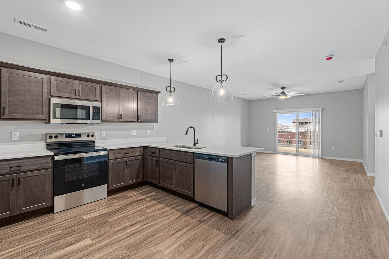 Madison Ave Condos - Photo 4 of 45