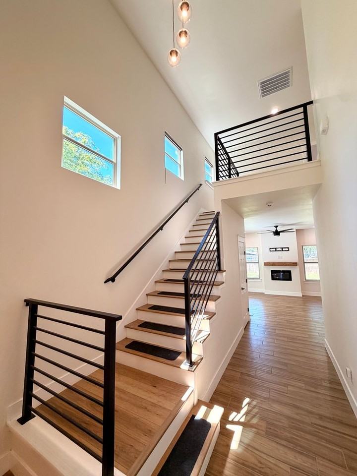 1720 Lloyd Ave - Photo 2 of 19