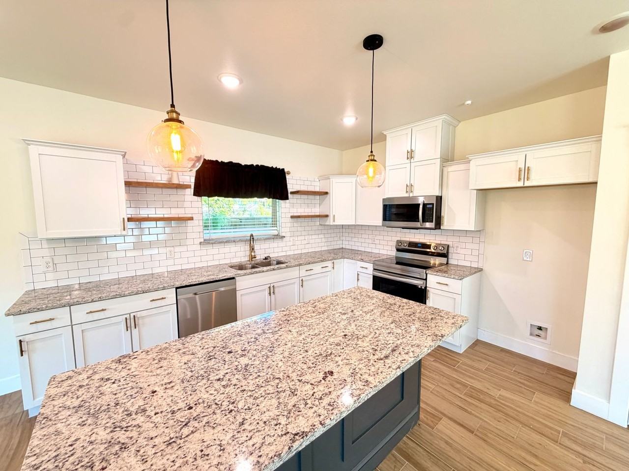 1720 Lloyd Ave - Photo 3 of 19