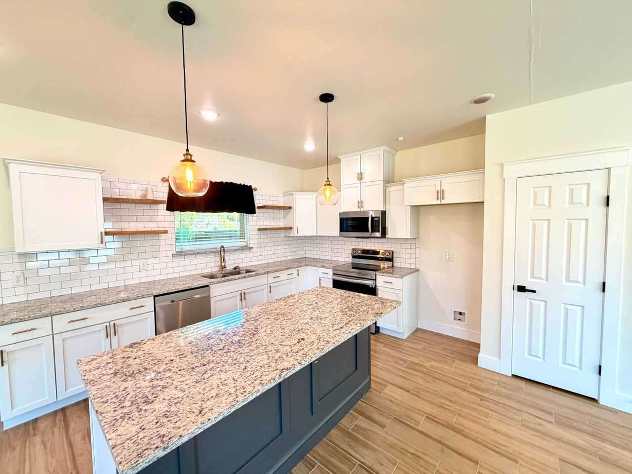 1720 Lloyd Ave - Photo 4 of 19