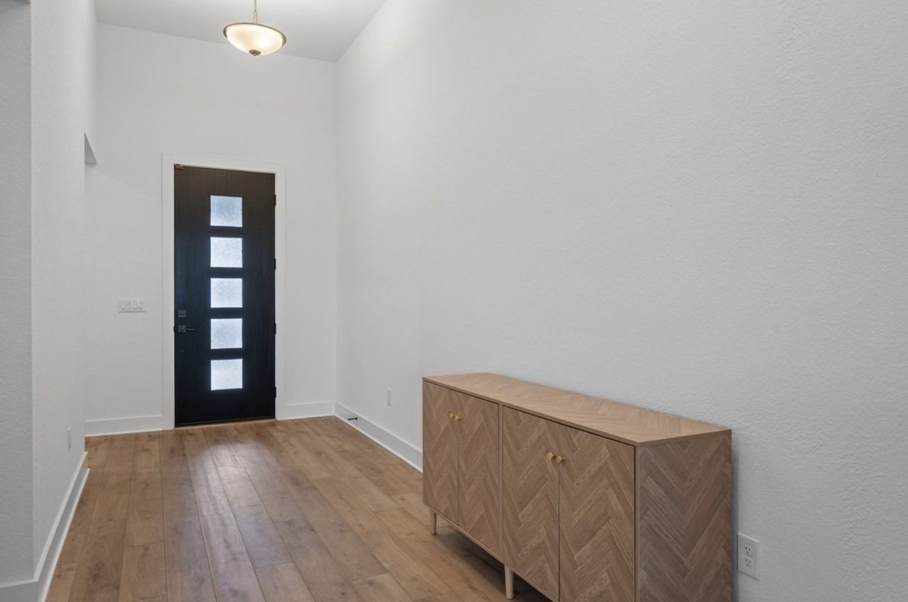 616 Hallwood Dr - Photo 3 of 20