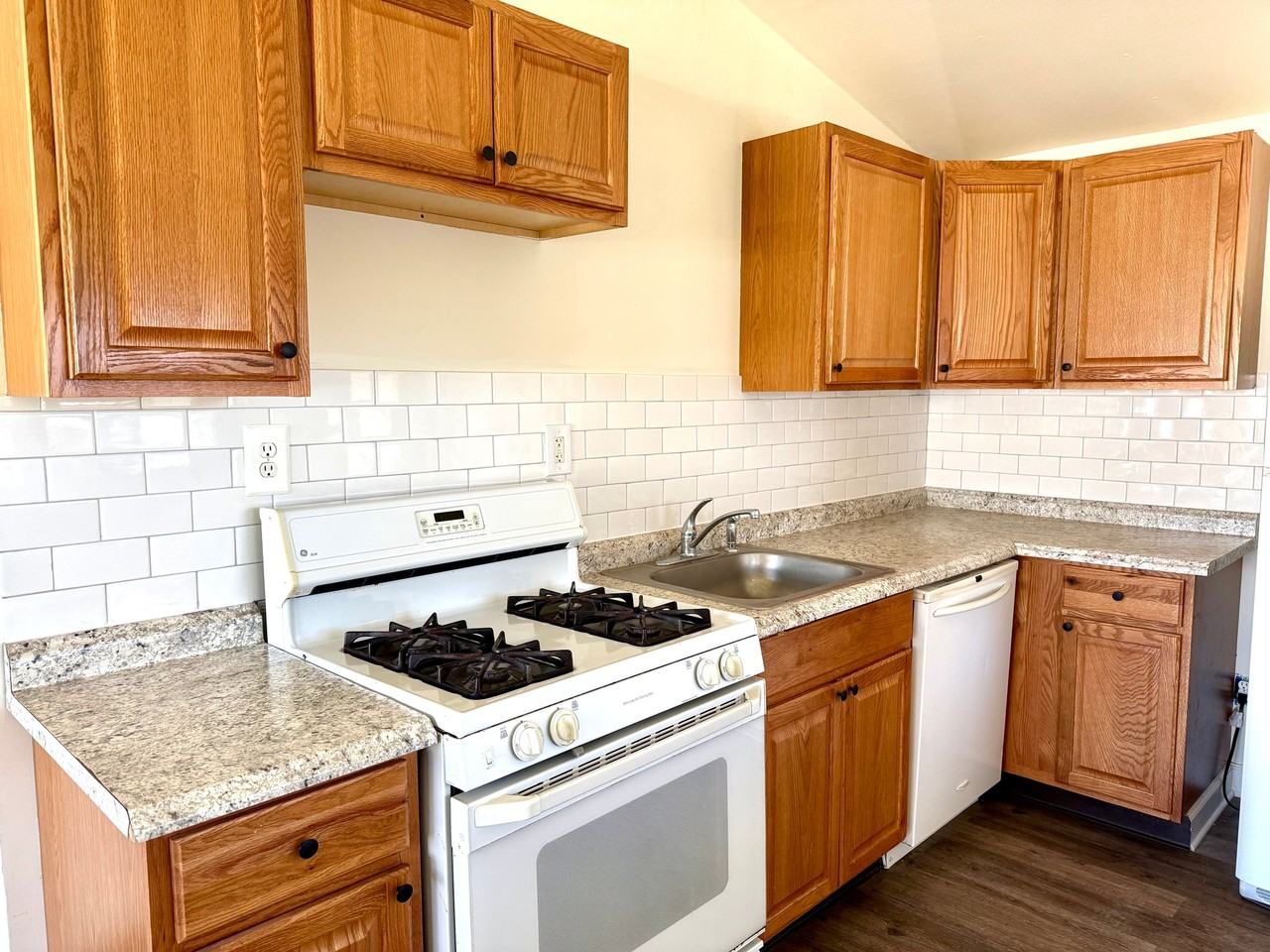 633 Windsor Ave - Photo 4 of 14