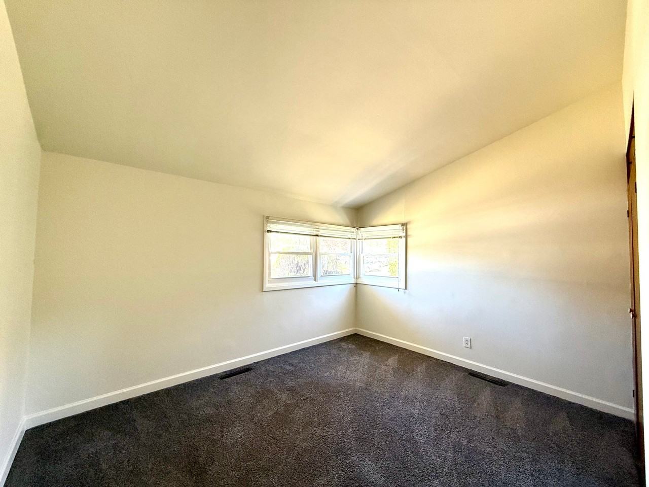 633 Windsor Ave - Photo 6 of 14